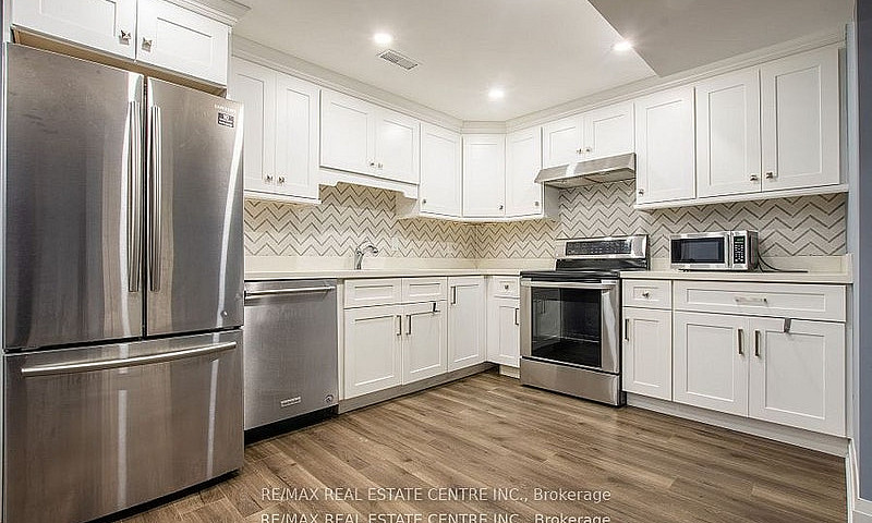 Modern 2-Bedroom Bas...