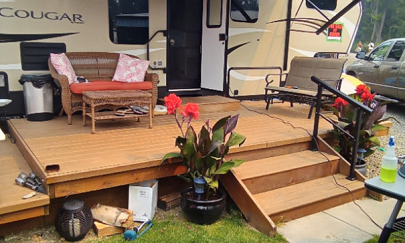 Lot And 5Th Wheel Tr...