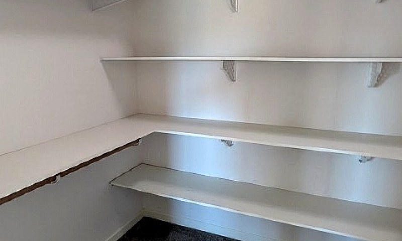 Spacious 6-Bedroom H...