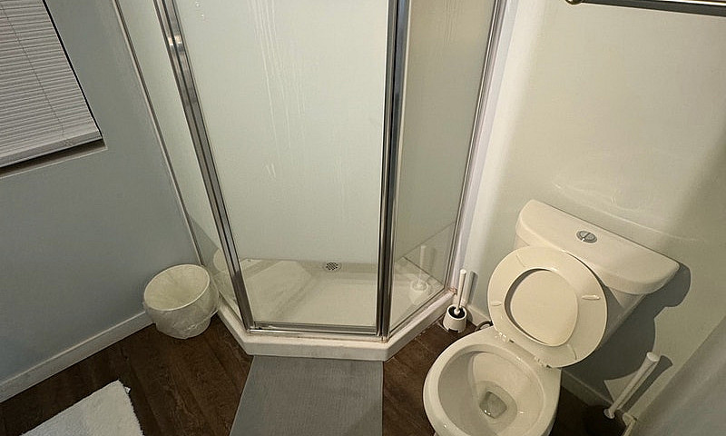 Fully Furnished Priv...