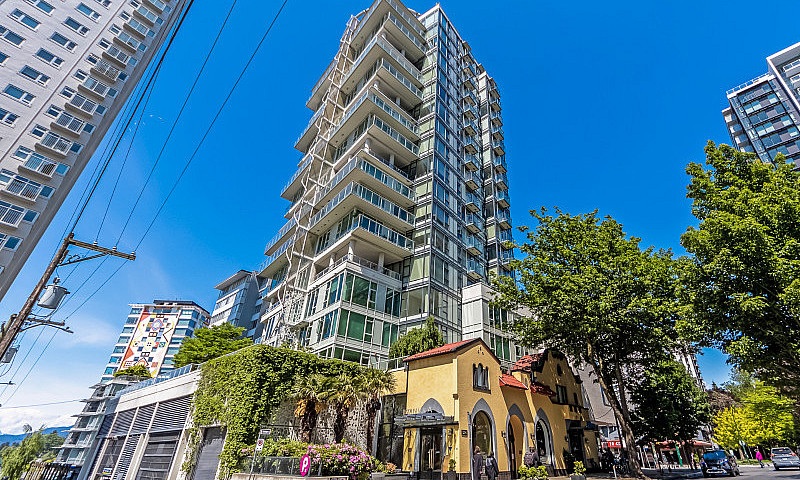 1 Br And Den Condo I...