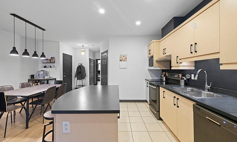 Condo À Louer – 2494...