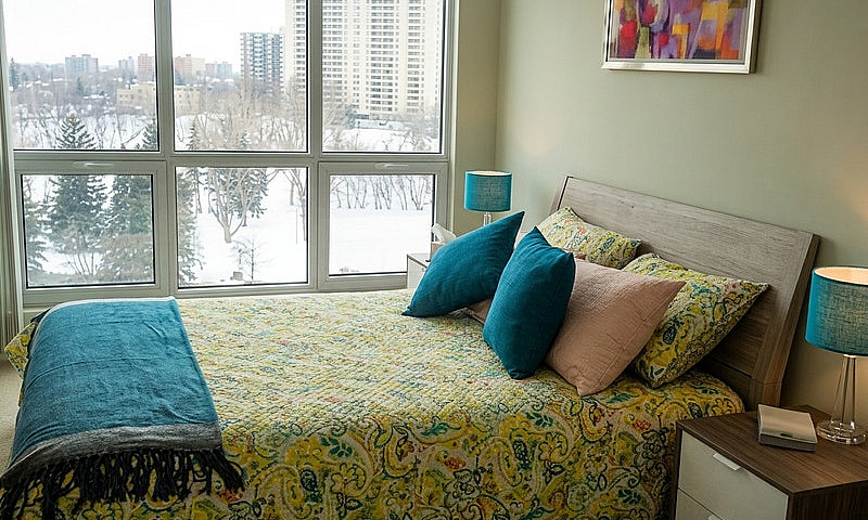 Luxury 1 Bed + Den F...