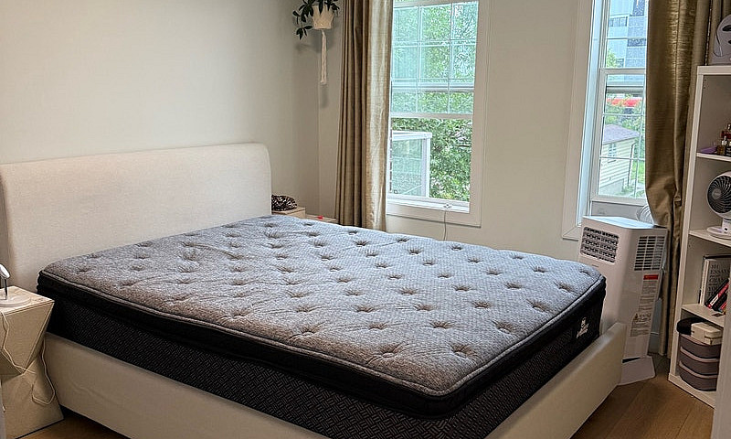 1 Bedroom+Den In Mar...