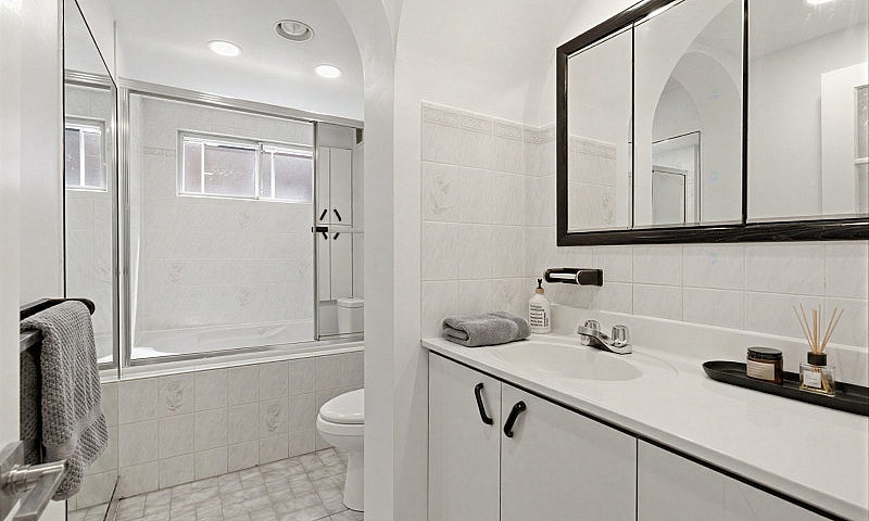 7- 1/2 Apartment...