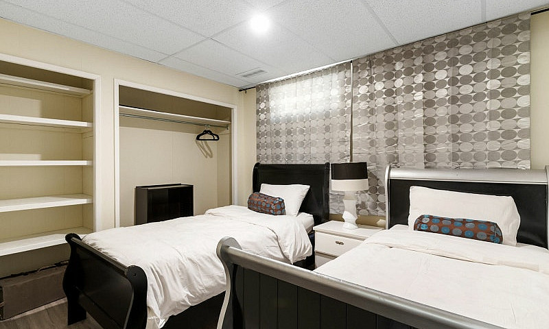 Basement Suite In Gr...