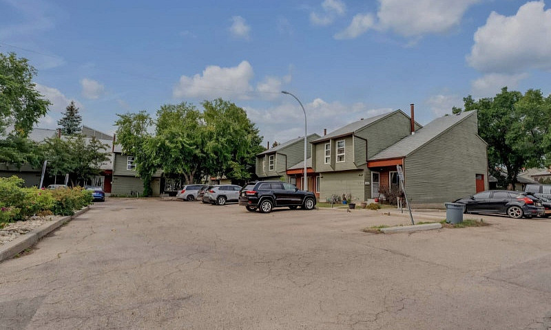 5407 Hillview Cresce...