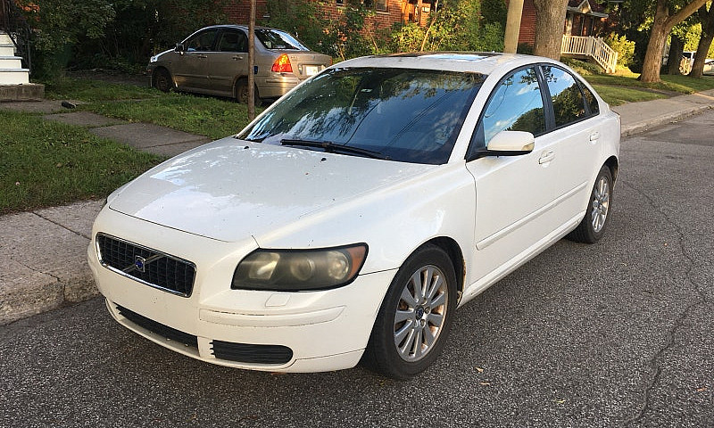  White Volvo S40 200...