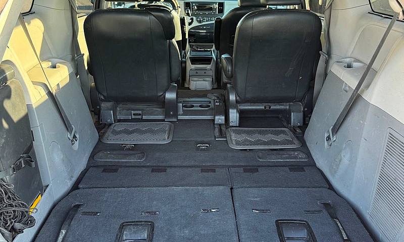 2011 Toyota Sienna 8...