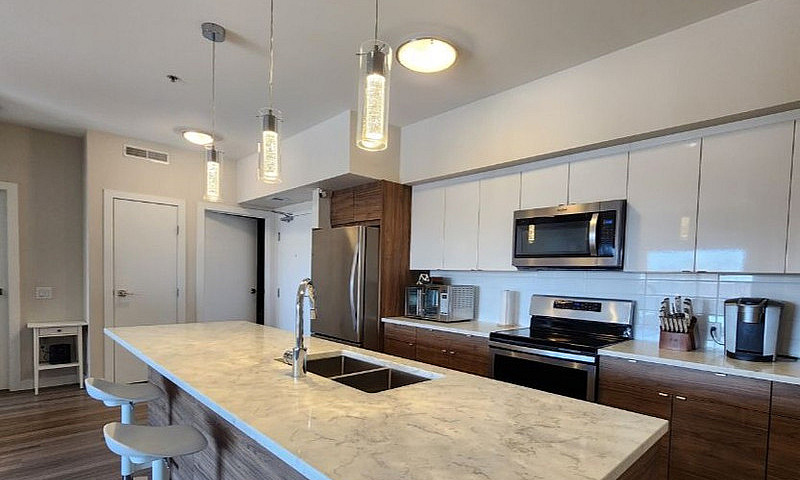 Bright & Spacious Co...