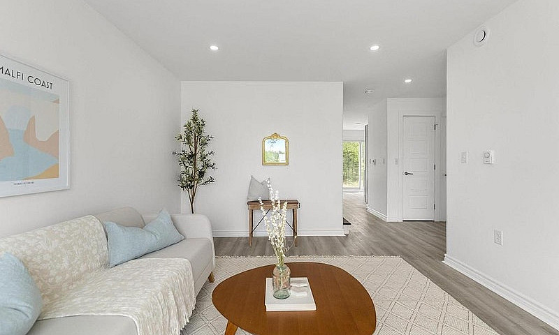 3 Bed, 2.5 Bath Town...