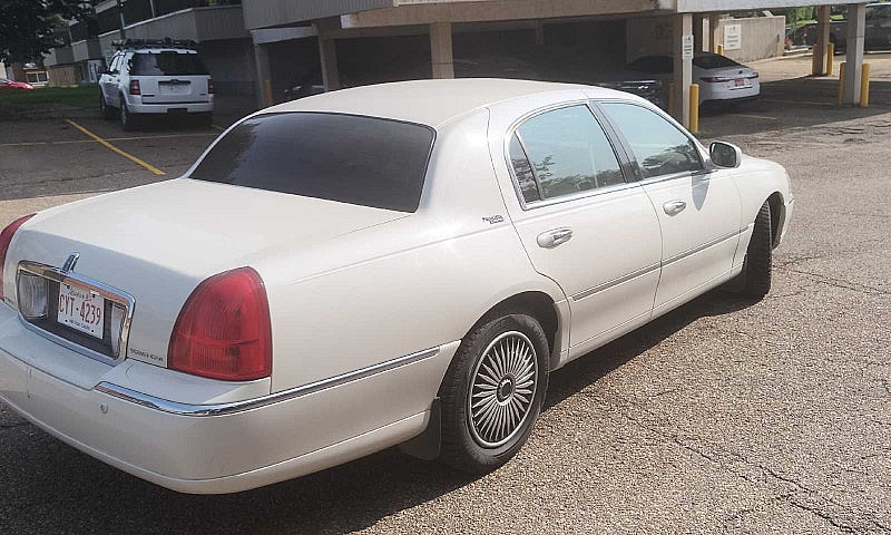 2005 Lincoln Town Ca...