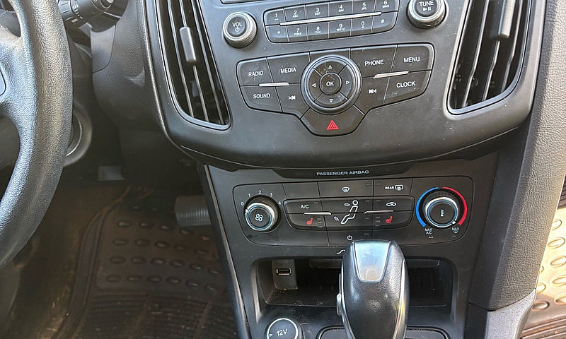 2017 Ford Focus Se -...