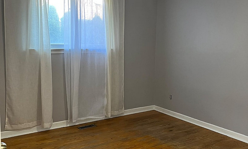 3 Beds 1 Bath Main F...