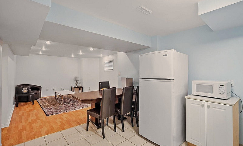 Bright 2-Bedroom Bas...