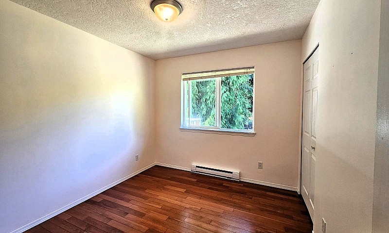 Spacious Upper 3 Bed...