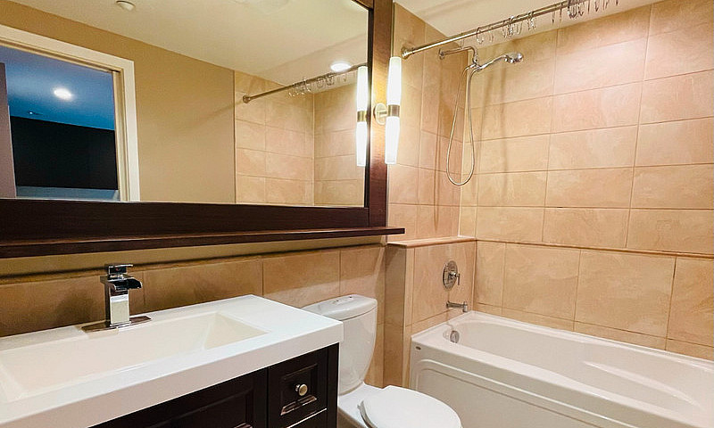Elegant 1Br/1Ba Suit...