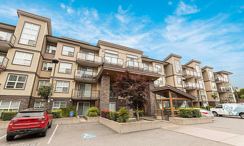 Modern 2 Bed Condo I...