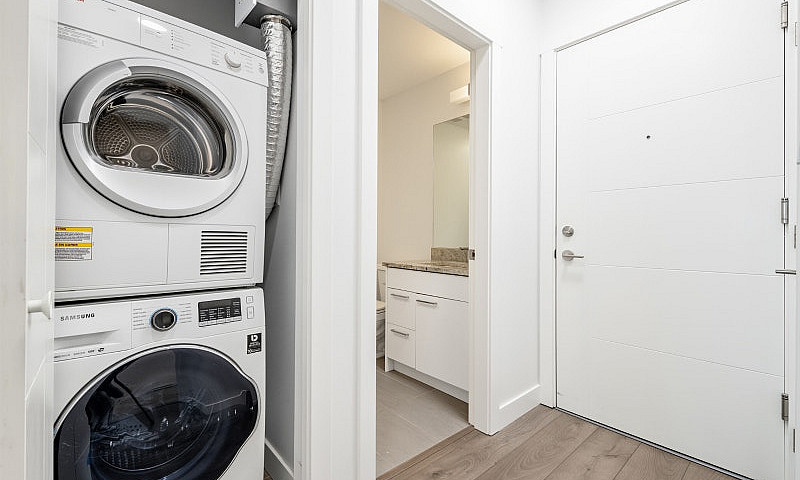 1 Bedroom 1 Den 2 Wa...