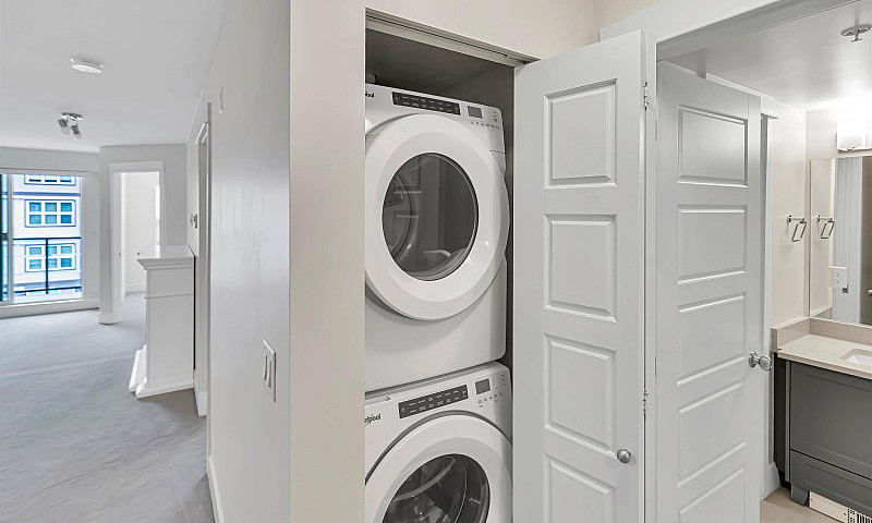 Modern 2 Bed Condo I...
