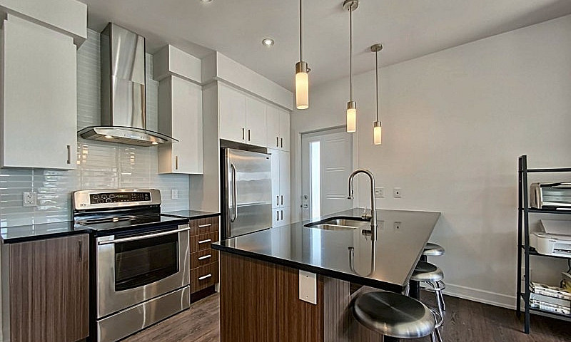 Très Beau Condo À Ay...