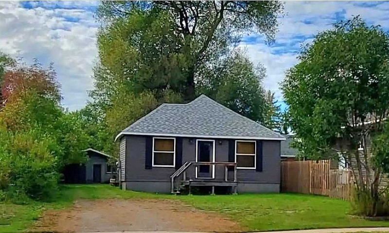 Cottage Style One Be...