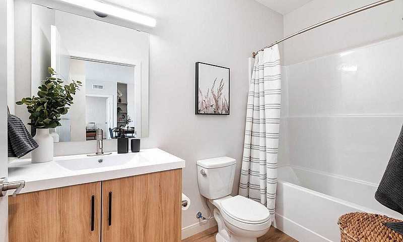 Sublet 3Bed+Den/Stor...