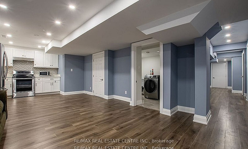 Modern 2-Bedroom Bas...