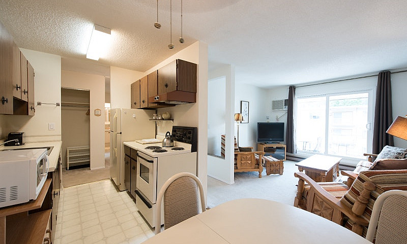 Salmon Arm- 1 & 2 Bd...