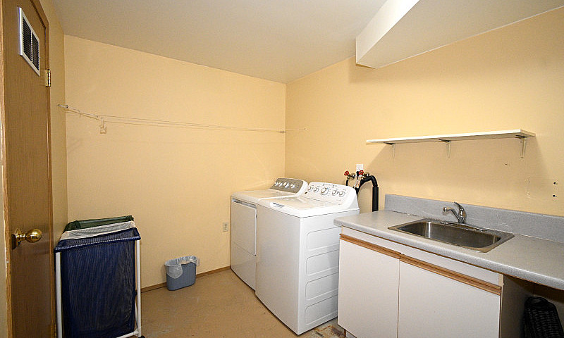 1 Bed, 1 Bath Bsmt S...