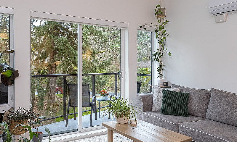 1 Bed +Den Condo In ...