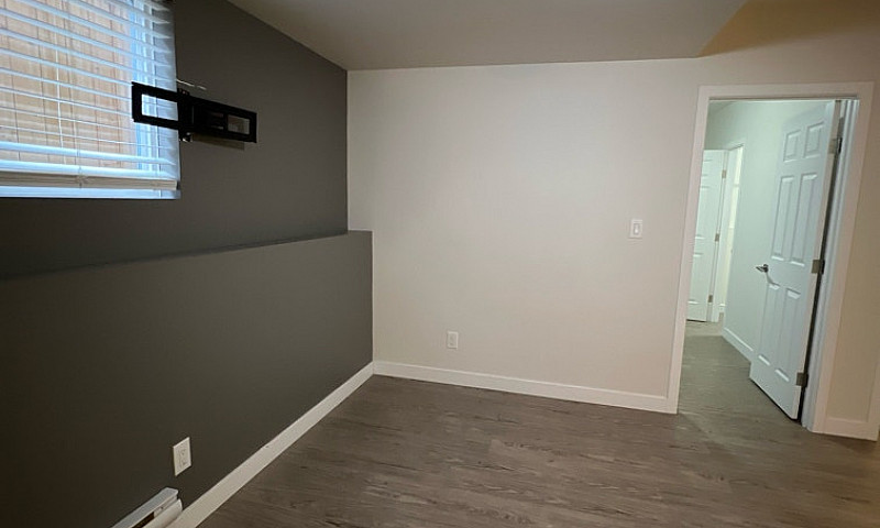 **2 Bed 1 Bath Lower...