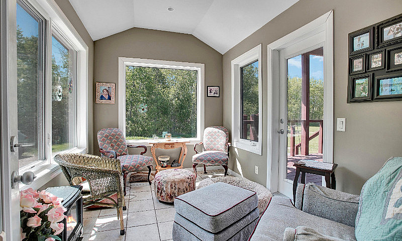 Stunning 3000+ Sq Ft...