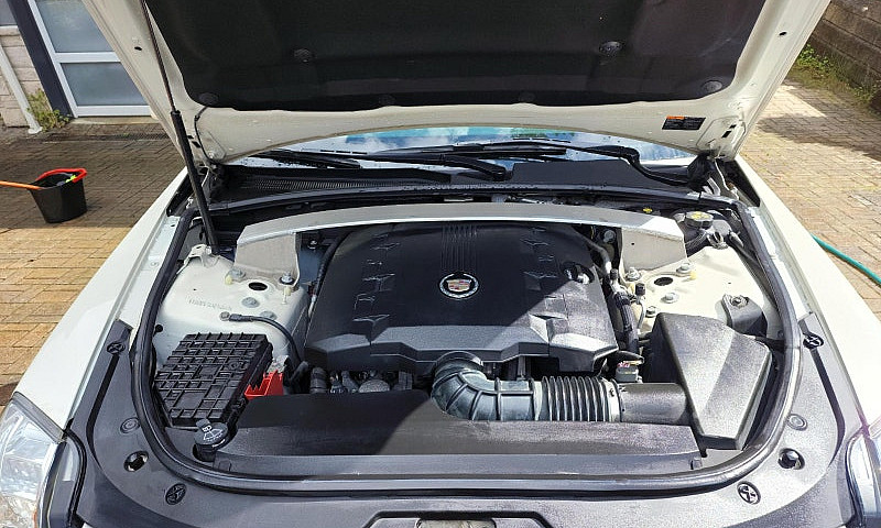 Cadillac Cts — Luxur...