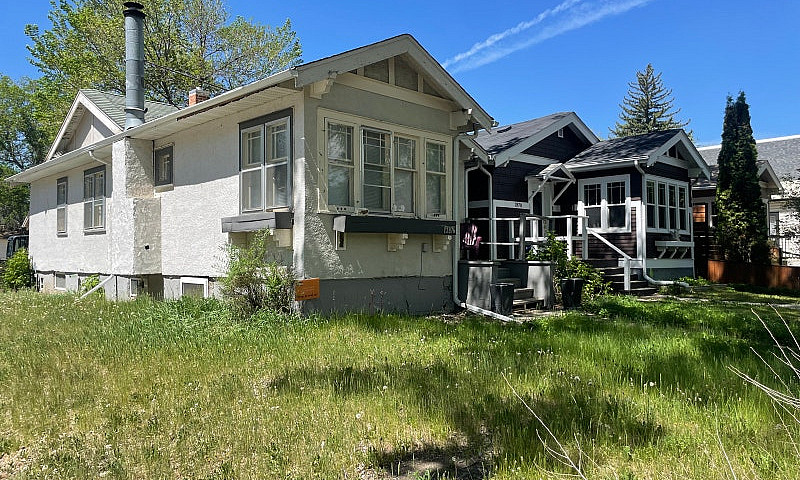 Double Corner Lot In...