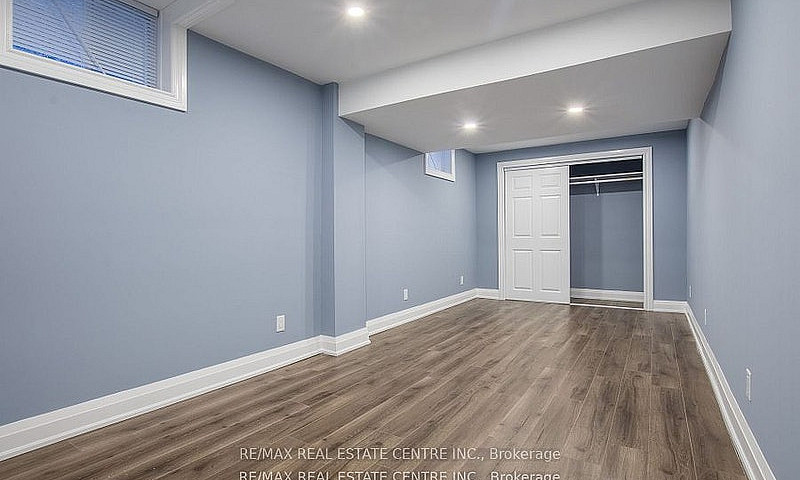 Modern 2-Bedroom Bas...