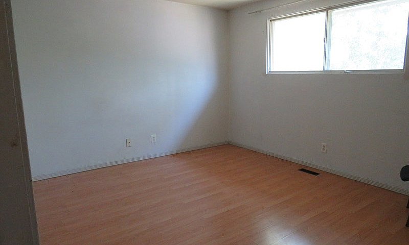 4 Bedrooms House For...