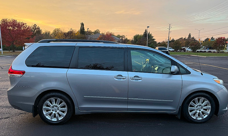2011 Toyota Sienna X...