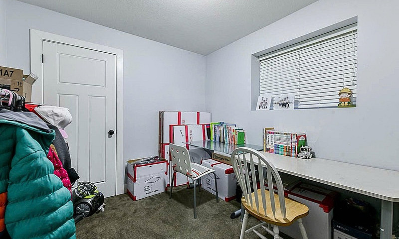 Spacious & Bright Ba...