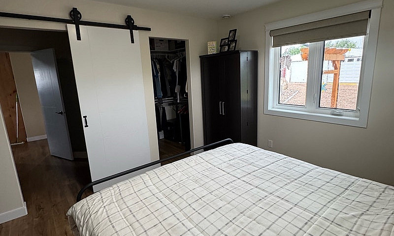Lakefront 3 Bed 2 Ba...