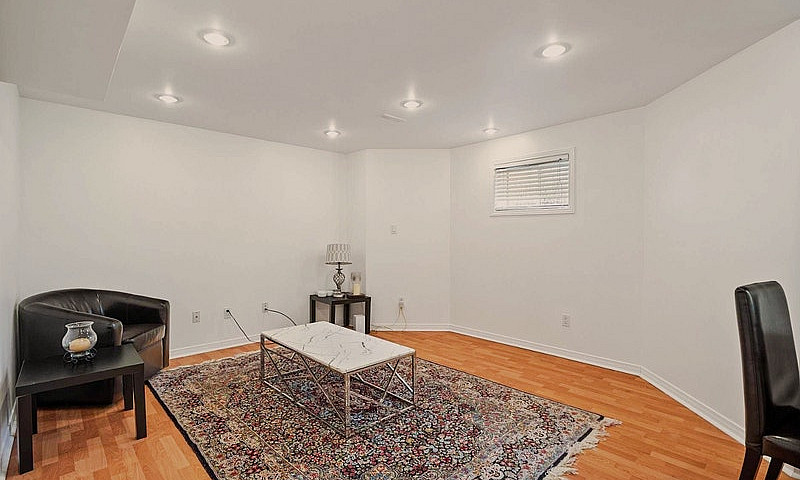 Bright 2-Bedroom Bas...