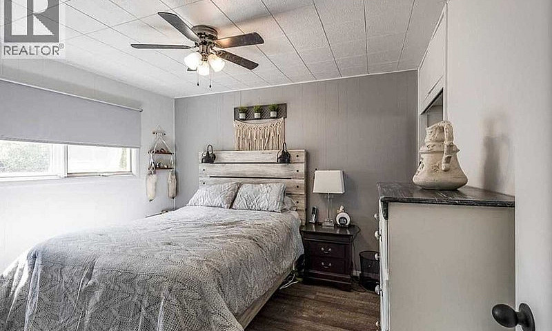 House For Sale - Gar...