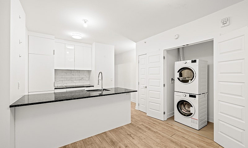 Large 1B1B Condo In ...