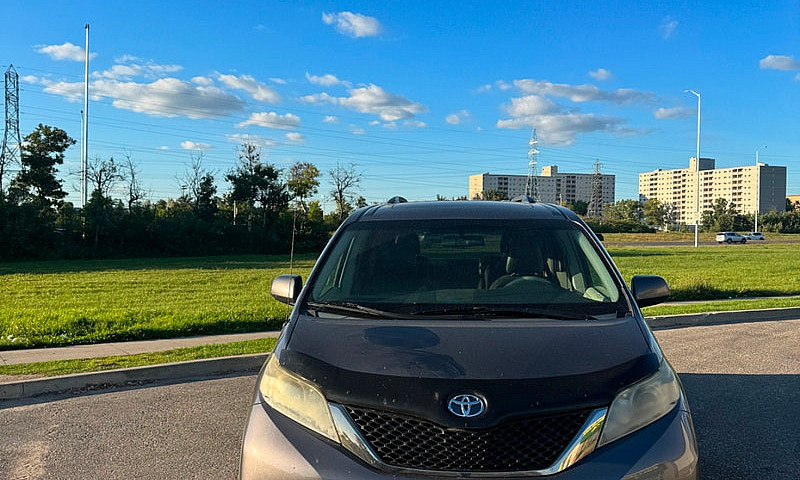 2011 Toyota Sienna 8...