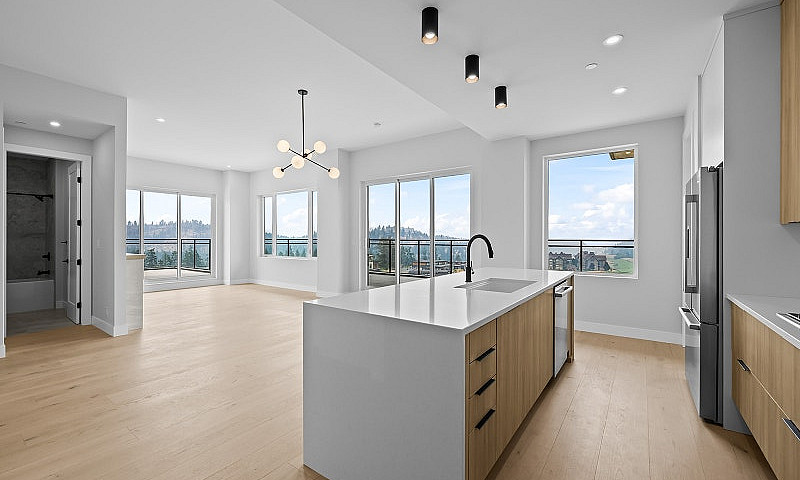 Vista Penthouse & Su...