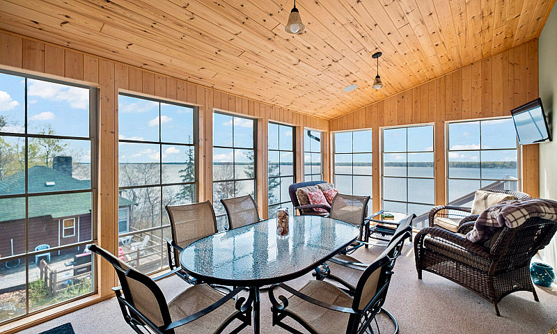 Falcon Lakefront Cot...