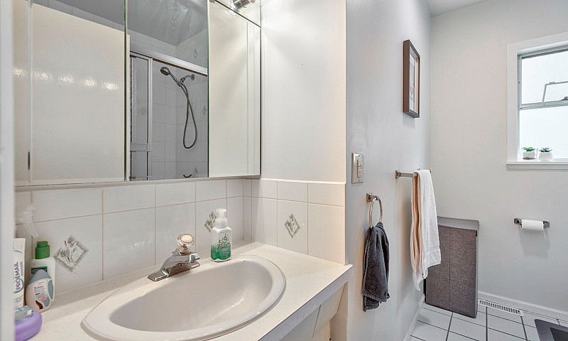 House For Sale (Vanc...