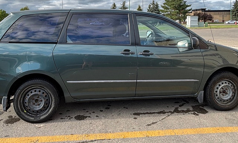Toyota Sienna 2003. ...