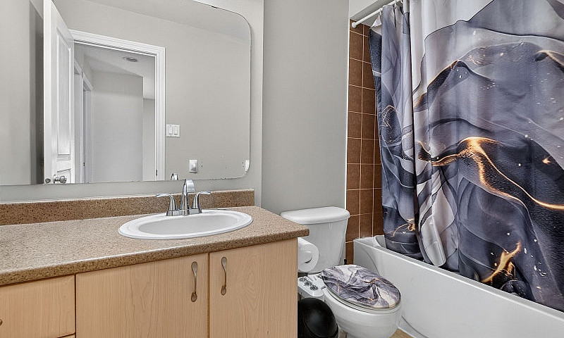 End Unit 3Bd, 3 Bath...
