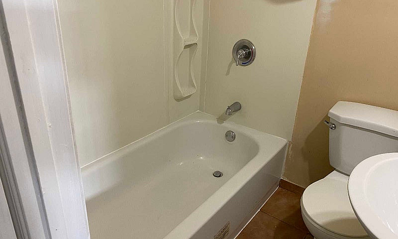 Basement Suite For R...